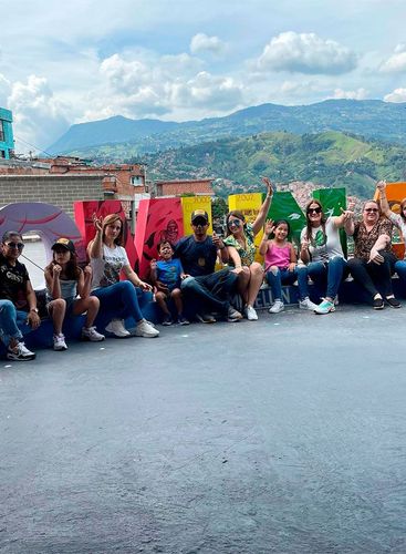 Desde Bucaramanga: Guatapé - Medellín y Hacienda Nápoles con alojamiento
