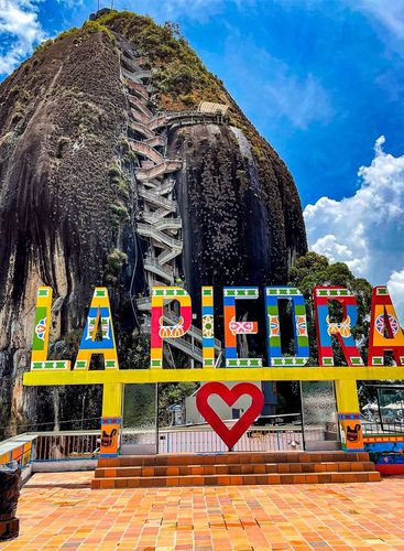 Desde Bucaramanga: Guatapé - Medellín y Hacienda Nápoles con alojamiento