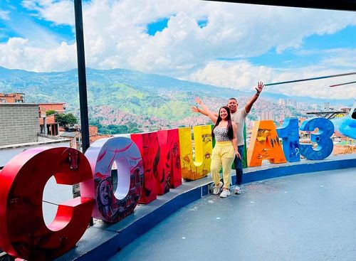 Desde Bucaramanga: Medellín, festival de las luces, Comuna 13, Guatapé, el Peñol y Hacienda Nápoles.