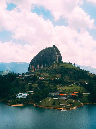 Desde Bucaramanga: Medellín, festival de las luces, Comuna 13, Guatapé, el Peñol y Hacienda Nápoles.